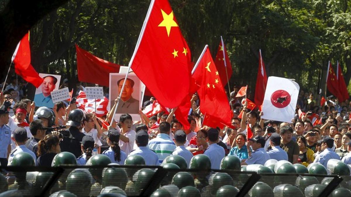 Miles de chinos se manifiestan este martes ante la Embajada de Japón en Pekín, fuertemente custodiada por la policía.