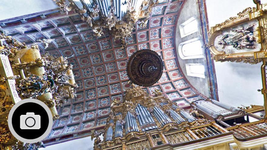 Artesonado y órgano en la iglesia del monasterio de San Martiño Pinario (Santiago).