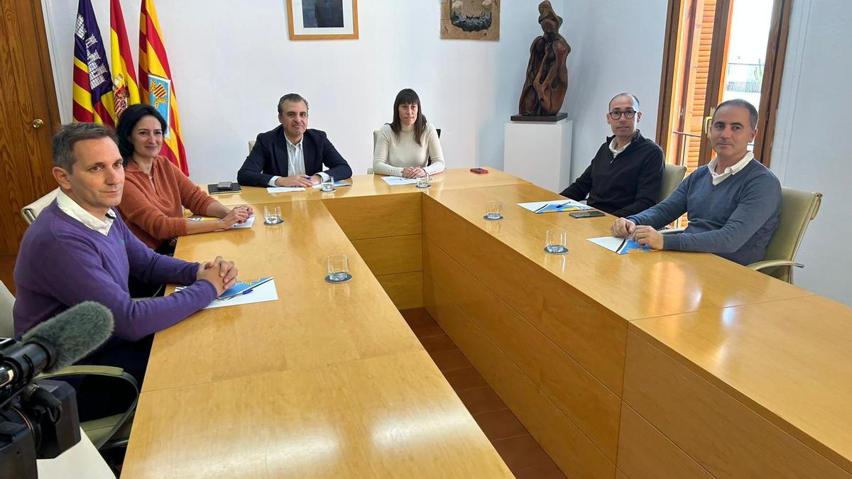 Un momento de la reunión mantenida entre el conseller balear de Educación y el Consell de Formentera