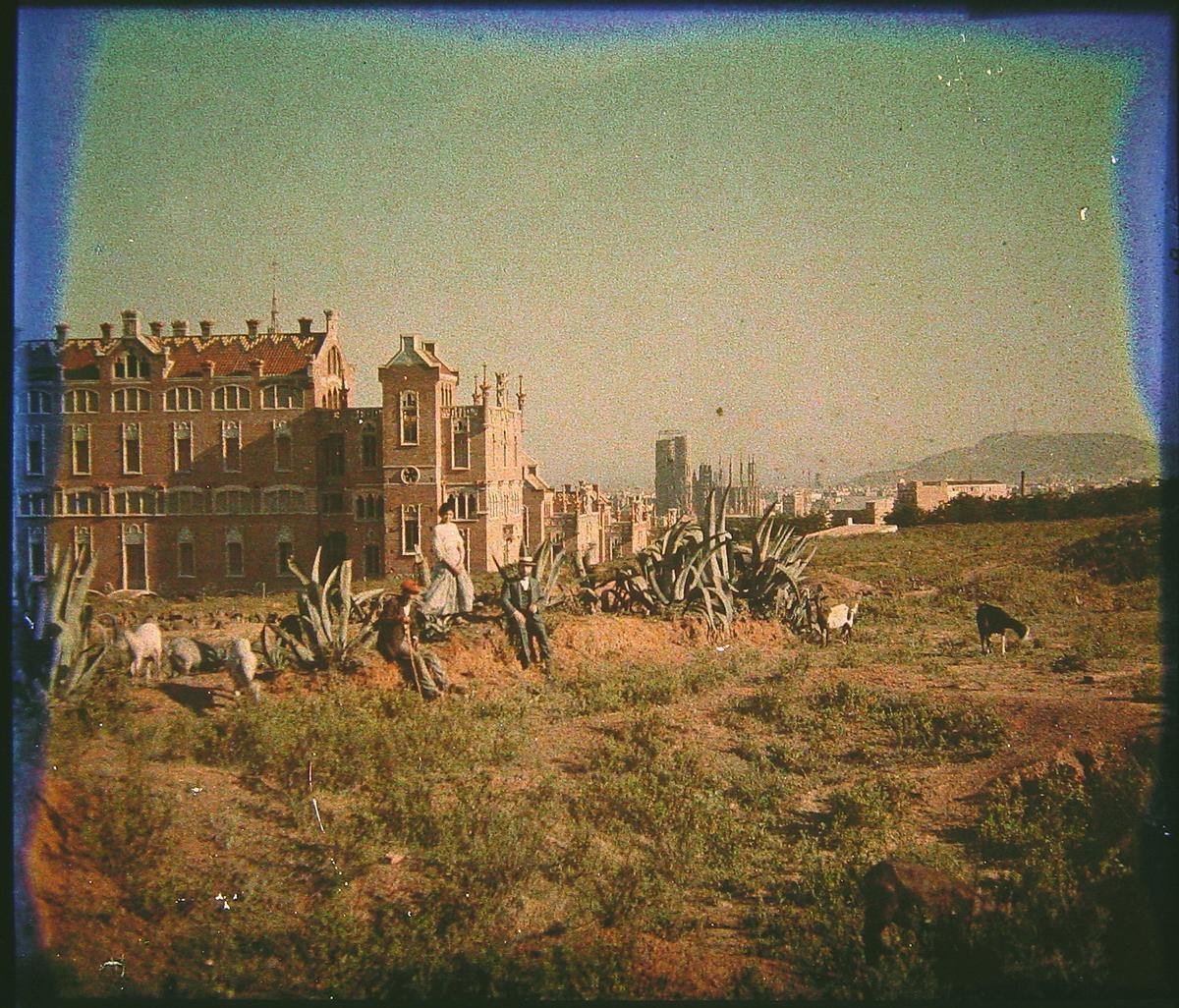 César Comas Llaberia con su hermana Eugenia, posando con un pastor en el Hospital de Sant Pau, con la Sagrada Familia de fondo