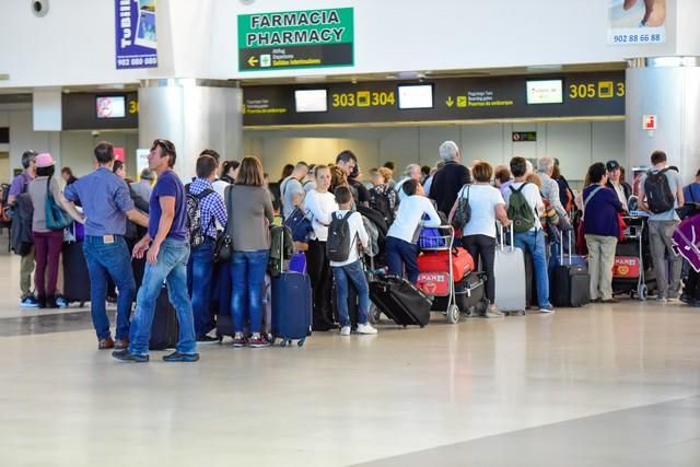 Llegada y salida de turistas en el aeropuerto