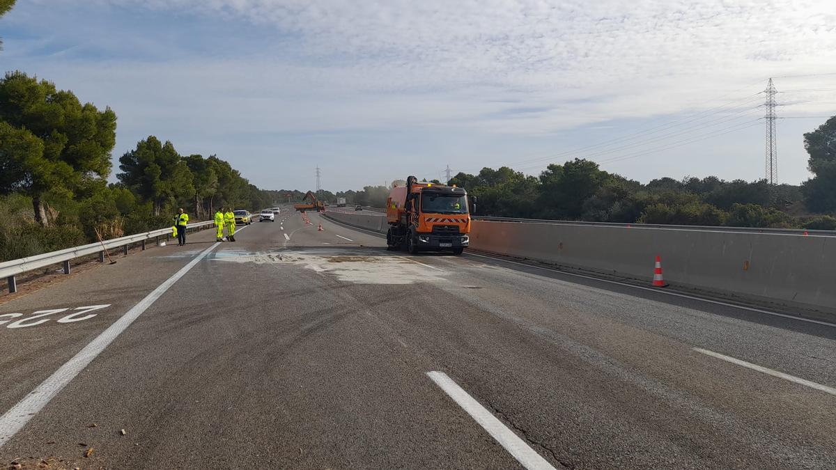 Tareas de limpieza tras la retirada de los vehículos y el camión accidentados este martes en la AP-7 en Roda de Berà (Tarragonès).