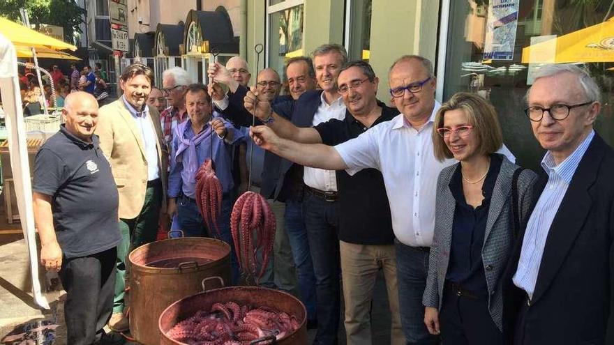 La comitiva oficial ayer en Núremberg con miembros de la Casa de Galicia en Alemania. // FdV