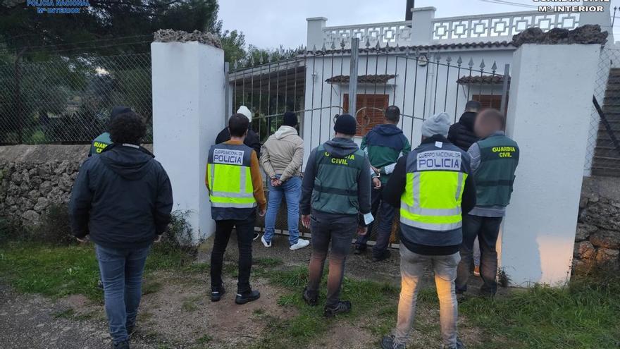 Envían a prisión a los tres migrantes detenidos por fugarse de un avión en el aeropuerto de Mallorca