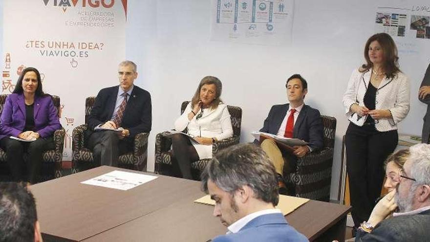 Desde la izquierda, Bravo Bosch, el conselleiro Conde y Teresa Pedrosa, delegada de Zona Franca.  // FdV