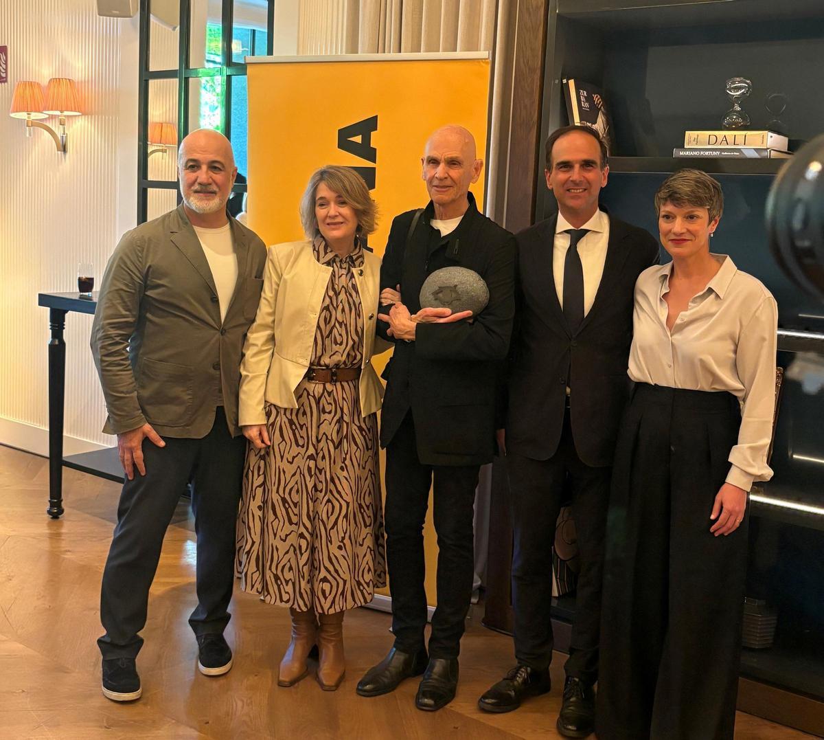 Óscar Becerra, director de La Fábrica; Marta Rivera de la Cruz, delegada de Cultura de Madrid; el fotógrafo Joel Meyerowitz, Premio de Honor PhotoEspaña 2025; Miguel López-Remiro, director artístico del MPM; y María Santoyo, directora de PHotoEspañ