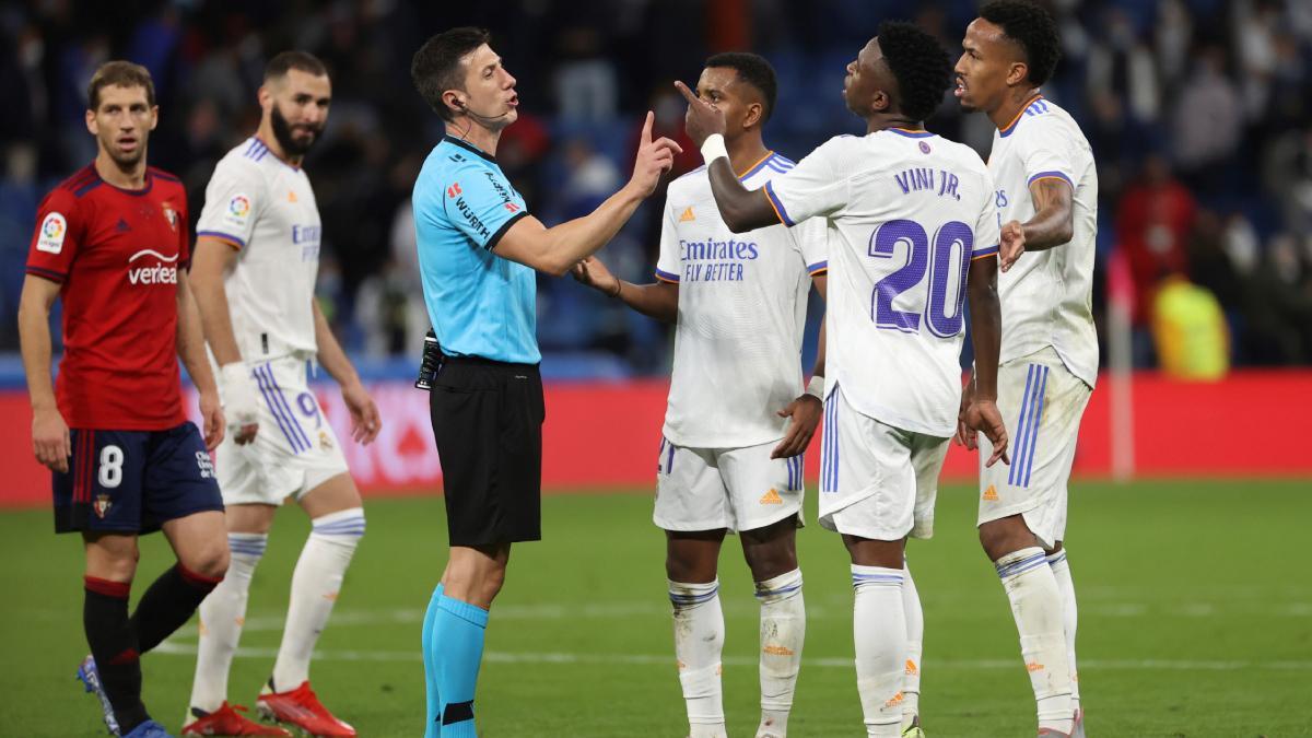 Los jugadores del Real Madrid se quejaron al árbitro por el tiempo añadido ante Osasuna