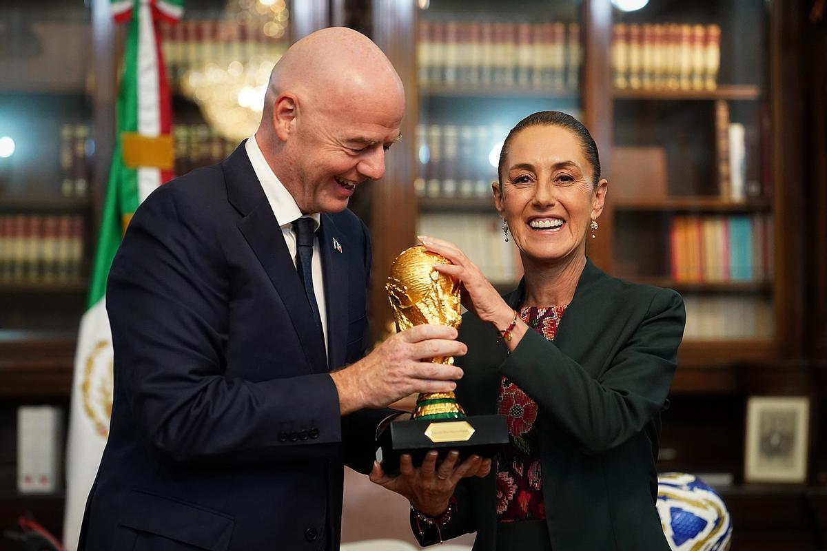 Gianni Infantino, presidente de la FIFA, y Claudia Sheinbaum, presidenta de México