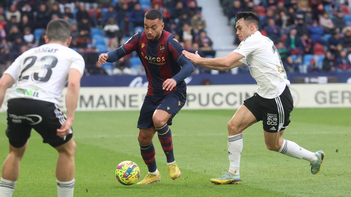 Rúben Vezo protege el balón en el último partido del Levante UD ante el Burgos CF
