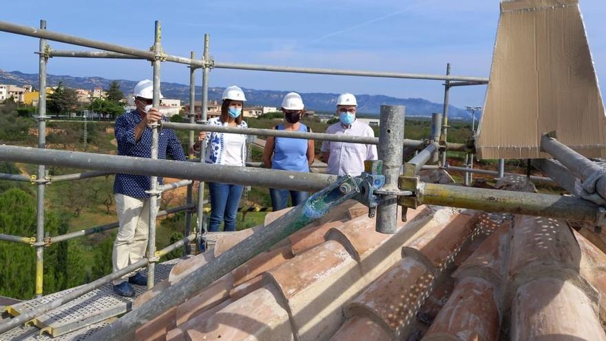 La alcaldesa de Canet, María Ángeles Pallarés, comprobó los trabajos realizados en la cubierta de la ermita del Calvario.