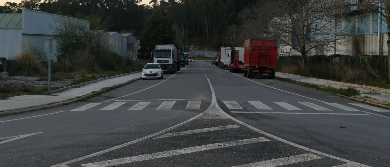 El vial principal del polígono de Castiñeiras.