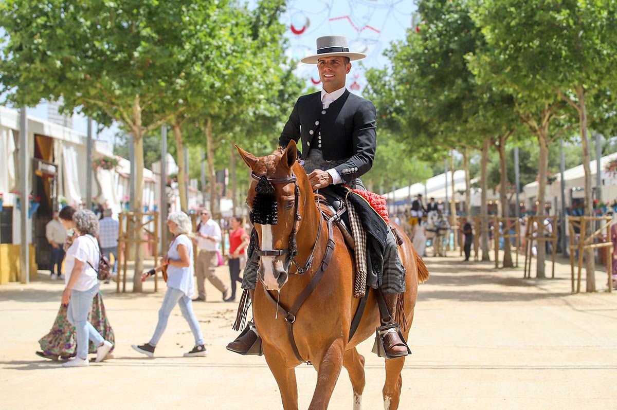 Un jueves brillante y soleado dispara la fiesta en El Arenal