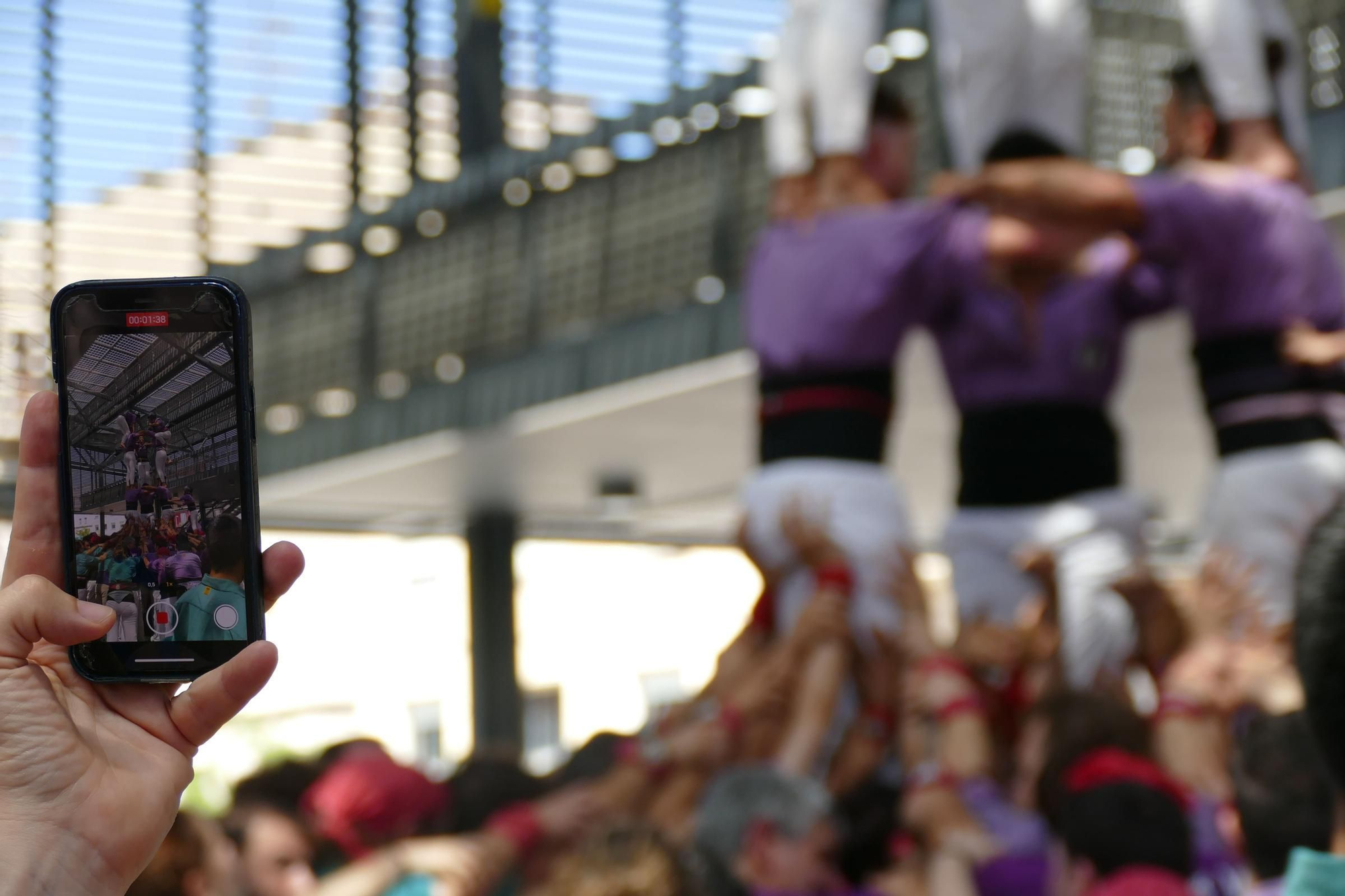 La plaça Catalunya de Figueres s’omple de castells en una Diada de Sant Pere marcada per calor