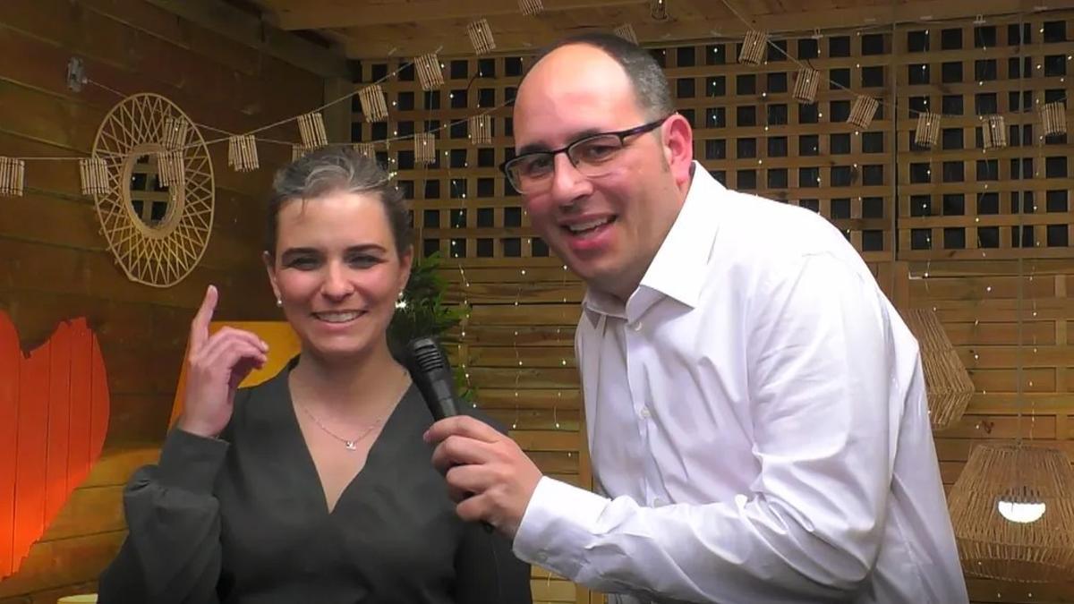Anna-Lena y Robert cantan en el karaoke de 'First dates'.