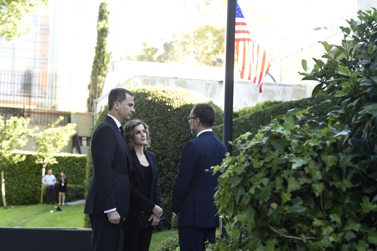 Felipe VI y Letizia Ortiz, junto al Embajador de Estados Unidos en España, James Costos