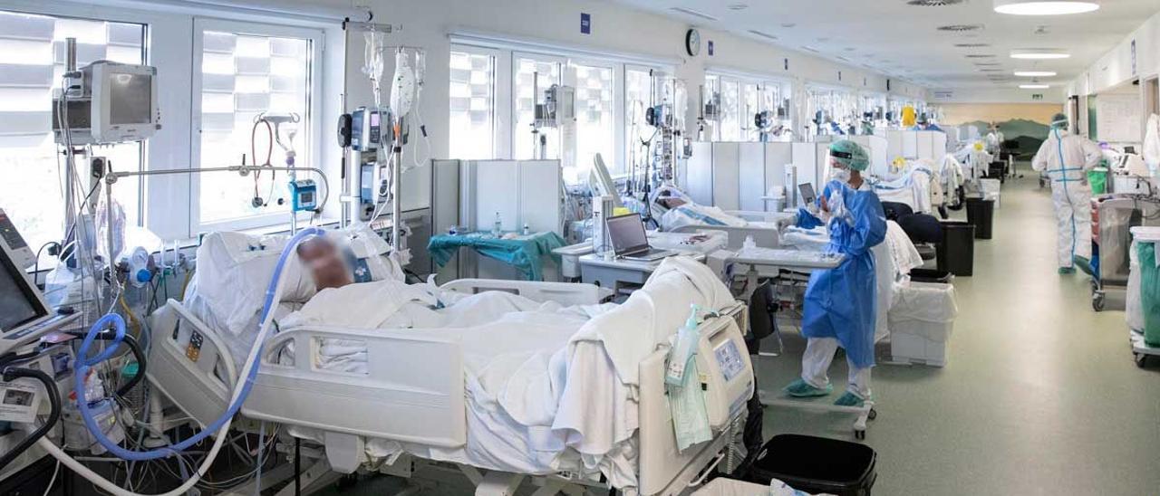 Pacientes en una planta hospitalaria con camas Covid.