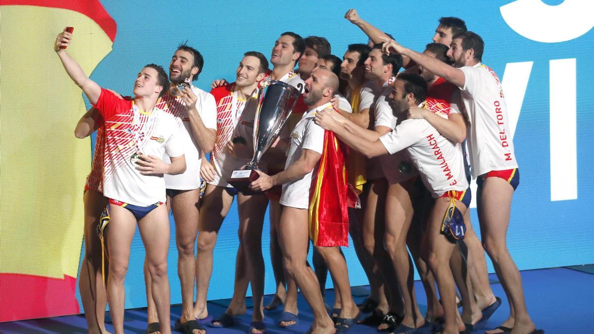 Los integrantes de la selección española se hacen un 'selfi' con el trofeo de campeones de Europa.
