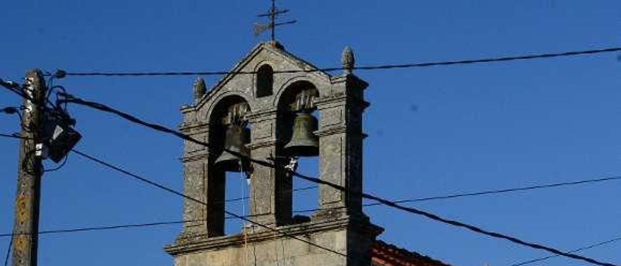 O tímpano románico situado na igrexa de Santo André do Hío.