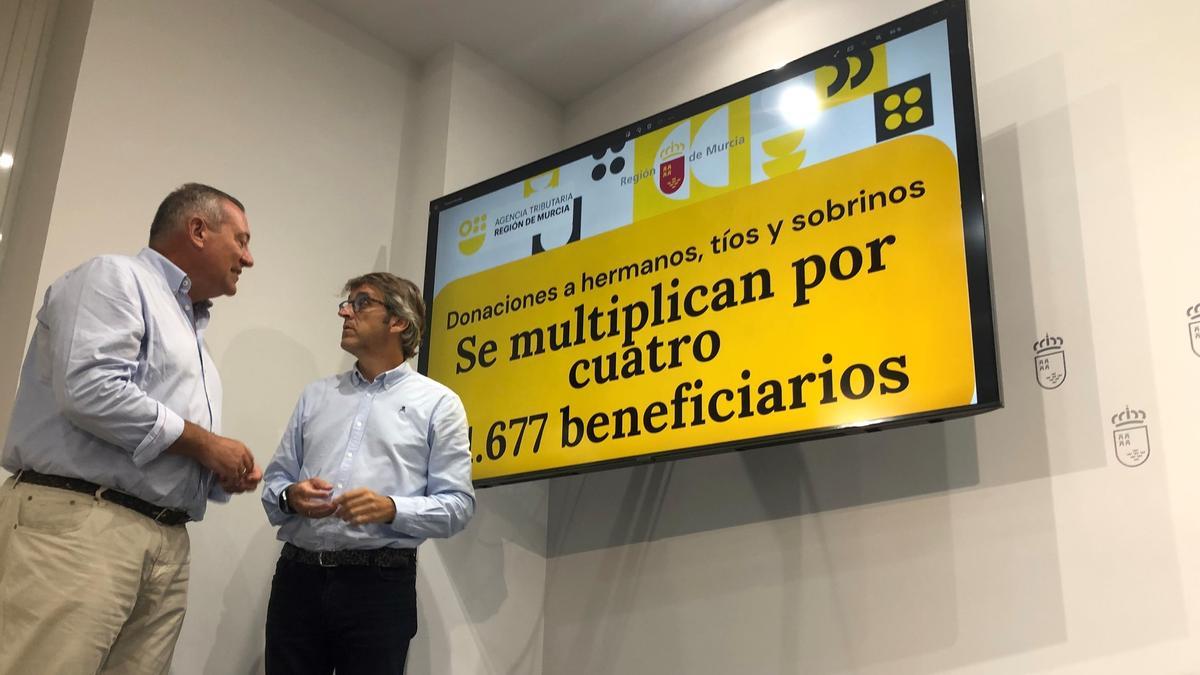 El consejero de Economía, Hacienda y Administración Digital, Luis Alberto Marín, y el director general de la Agencia Tributaria de la Región de Murcia, Juan Marín, en la rueda de prensa para informar de la evolución de las donaciones entre hermanos, tíos y sobrinos.