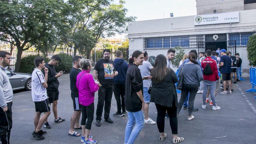 Abonados del Hércules hacen cola, ayer desde primera hora, en las oficinas del Rico Pérez para adquirir las entradas para Las Gaunas.