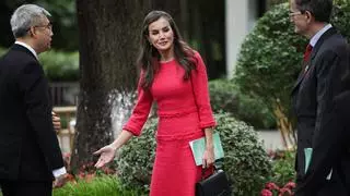 La reina Letizia rinde homenaje a Antonio Machado en el parque de una poeta en Chengdú