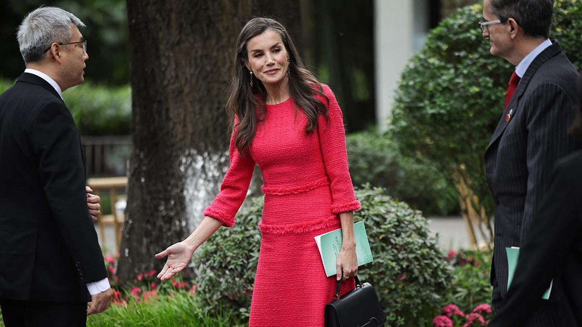 La reina Letizia rinde homenaje a Antonio Machado en el parque de una poeta en Chengdú