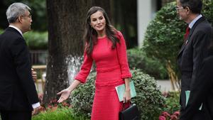 La reina Letizia rinde homenaje a Antonio Machado en el parque de una poeta en Chengdú