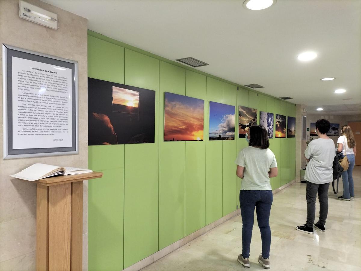 Público contemplando la exposición en Mérida.
