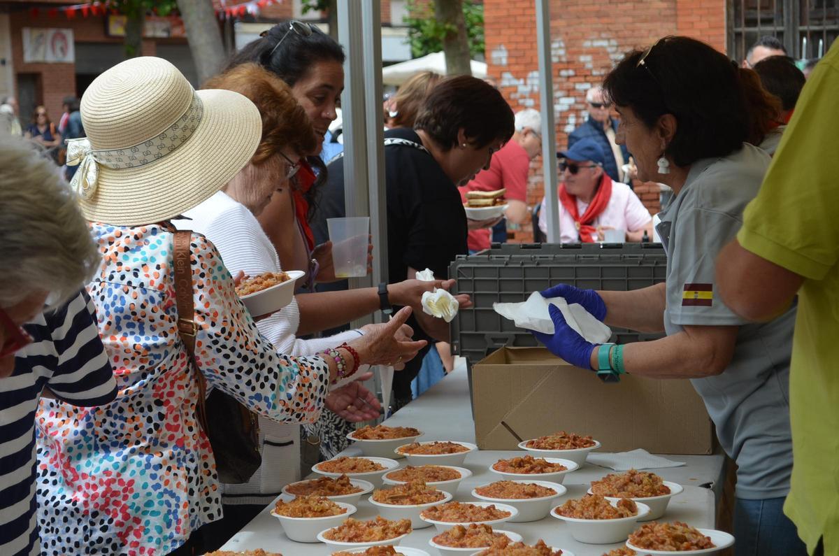 GALERÍA: La comida popular del viernes del Toro de Benavente, en imágenes