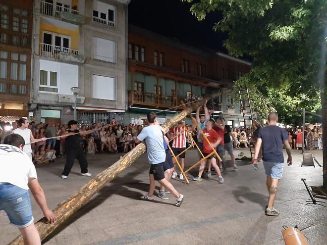 Los solteros plantan el álamo por San Juan en la Pola