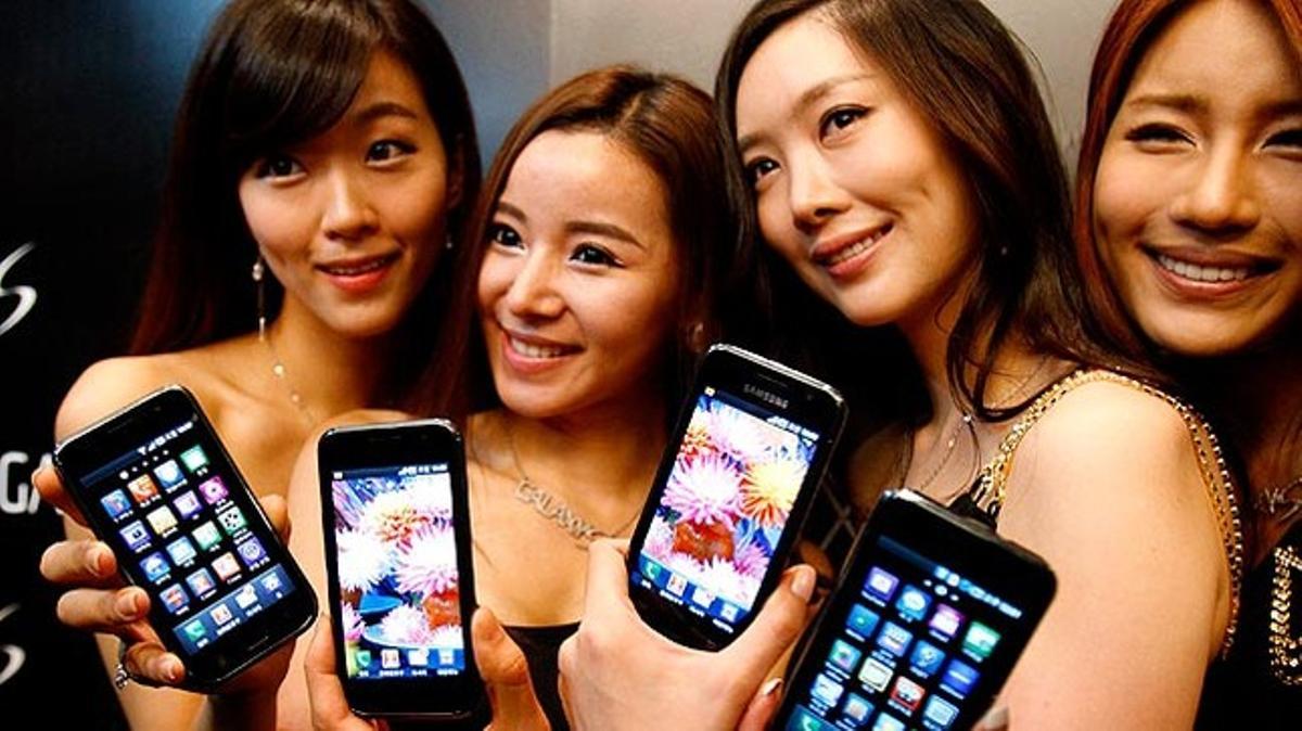 Un grup de models sud-coreanes amb el nou Samsung Galaxy S Android Smarthphone durant la seva presentació a Seül.