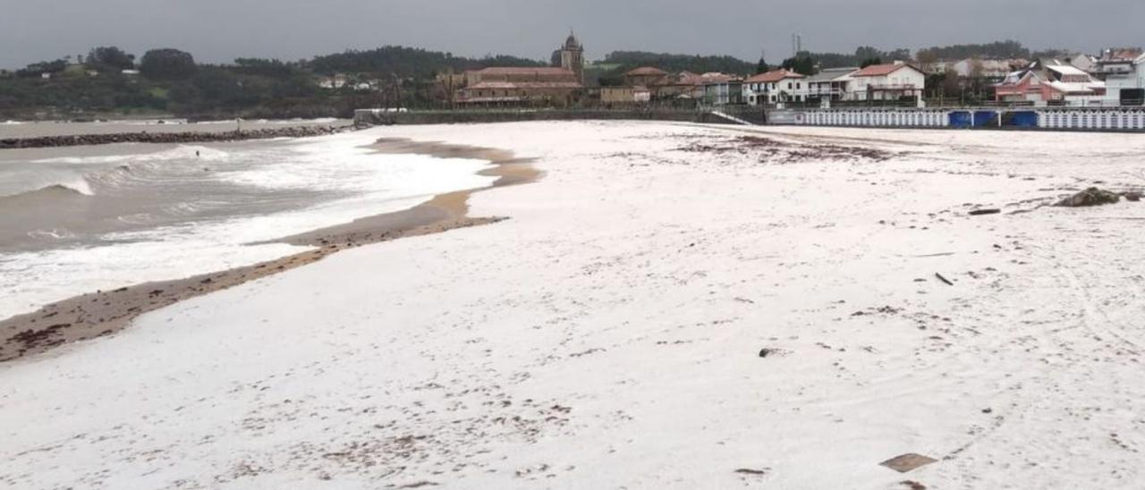 La playa de Santa Marina de Luanco, cubierta ayer de granizo. | R. García