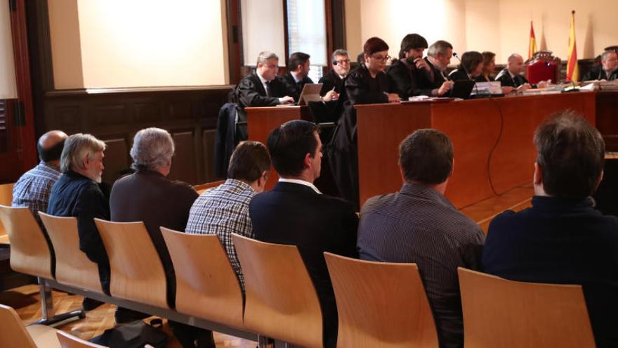 Els acusats del &#039;cas Adigsa&#039;, asseguts al banc dels acusats a l&#039;Audiència de Barcelona.