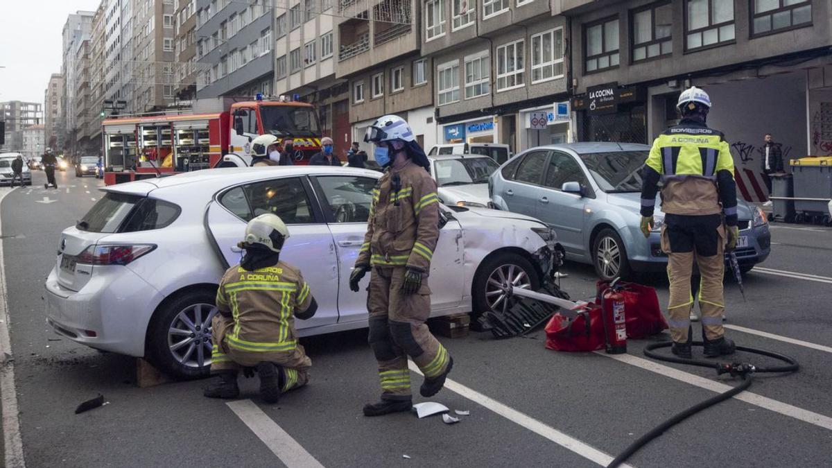 Una herida en un accidente de tres coches en la ronda de Nelle | CASTELEIRO/ROLLER AGENCIA