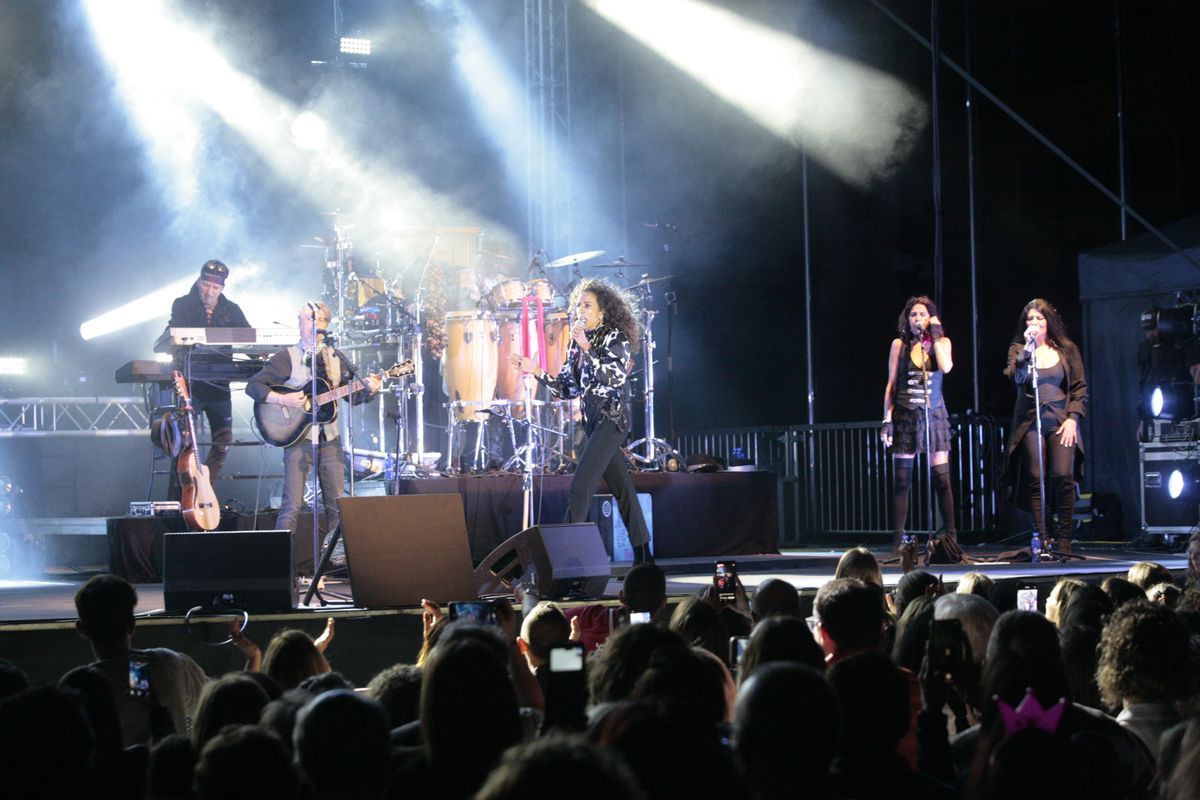 Un público entregado ha abarrotado la plaza Major durante el concierto de Rosario Flores en Vila-real.