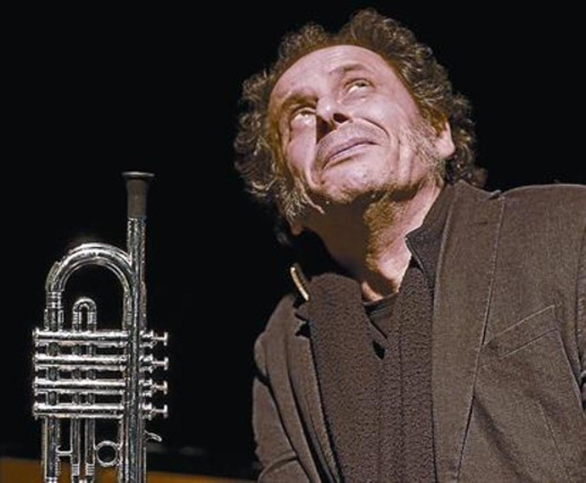 Pascal Comelade, amb una trompeta. Pascal Comelade, amb una trompeta.