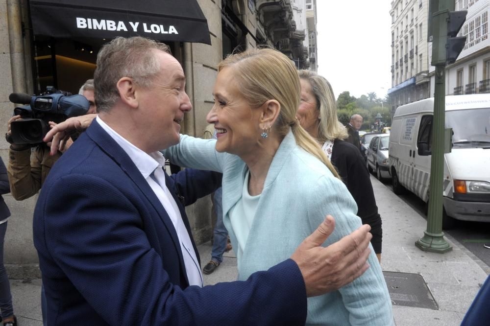 25S | Cristina Cifuentes se pasea por la plaza de Lugo con líderes del PP coruñés