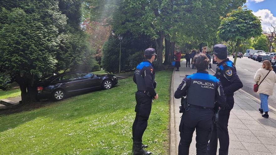 EN IMÁGENES: Un coche irrumpe en uno de los parques más conocidos de Oviedo para sorpresa de los peatones