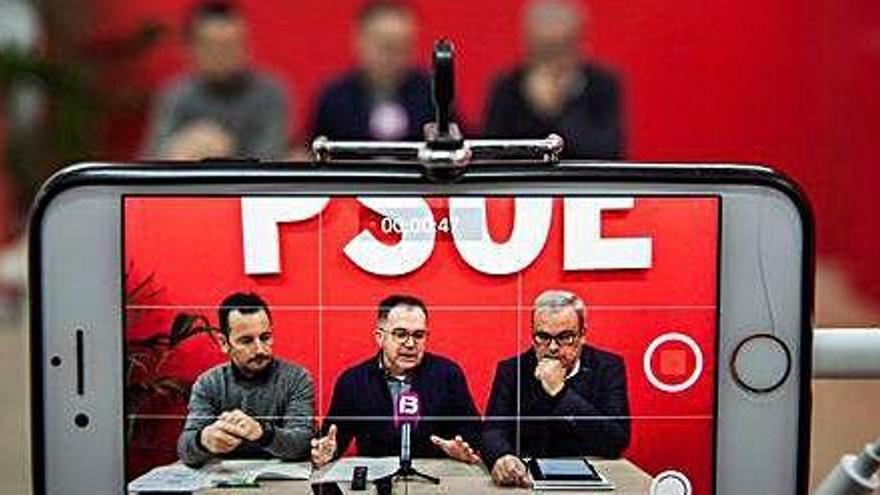 Rafa Ruiz, Josep Marí Ribas y Vicent Torres, ayer, en la sede del PSOE de Vila.