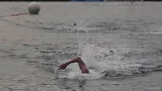El Descenso de la Ría de Navia, cuestión de segundos: los nadadores Moritz Bockes y Caroline Jousse se imponen en finales ajustados