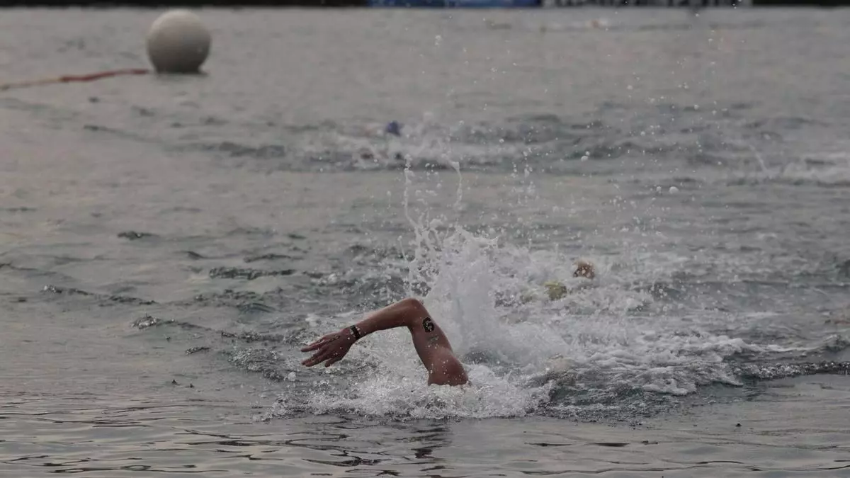 Brazadas a lo grande en el Descenso de la Ría de Navia: finales apretados y nadadores desde los 8 a los 75 años