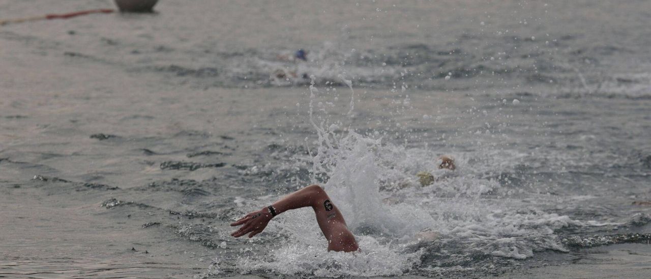El Descenso de la Ría de Navia, cuestión de segundos: los nadadores Moritz Bockes y Caroline Jousse se imponen en finales ajustados