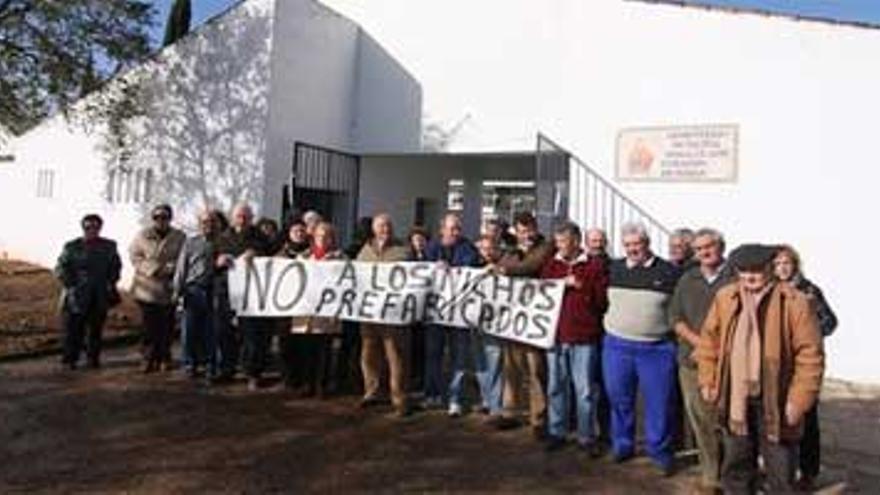 Vecinos de Valdebótoa protestan contra la construcción de nichos prefabricados