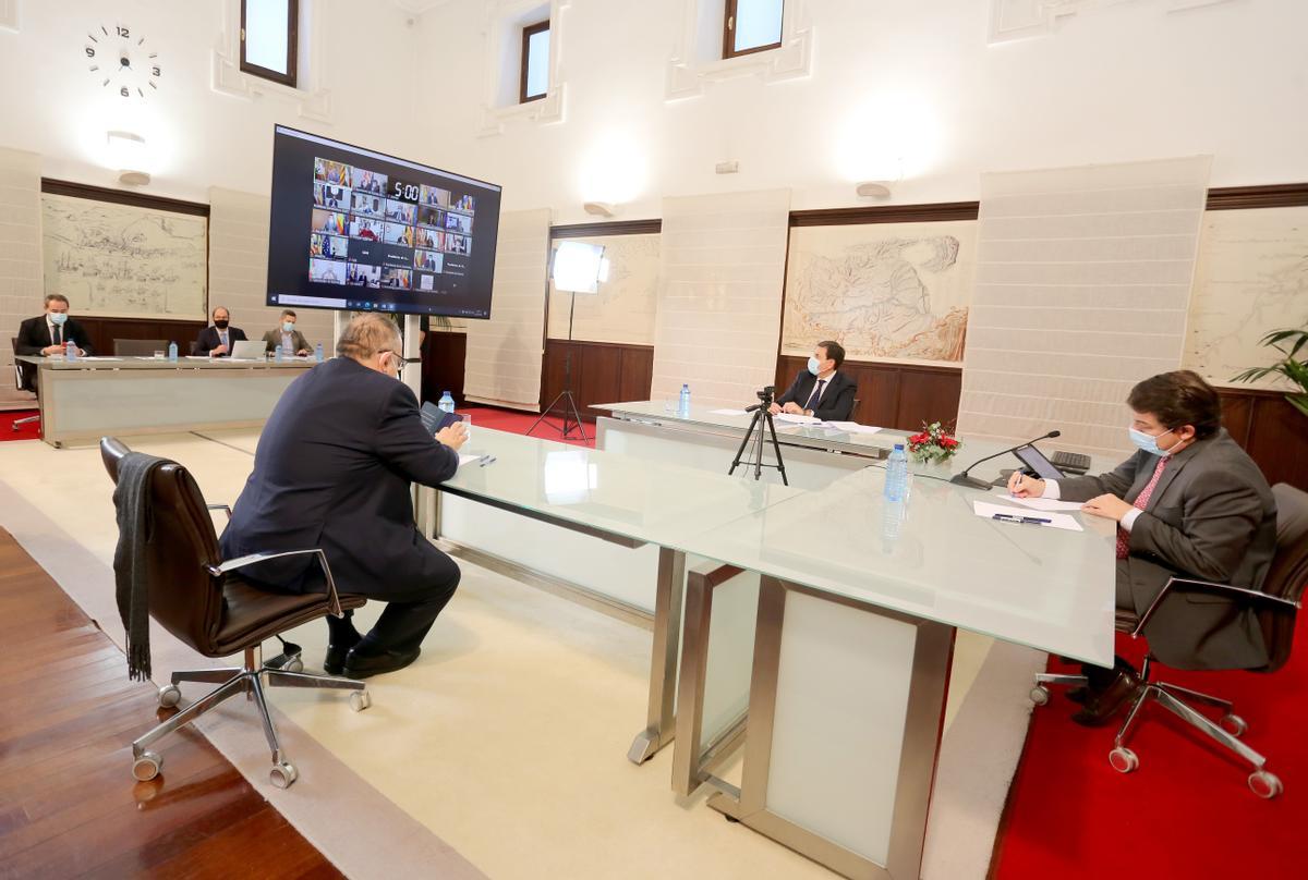 Mañueco (derecha), con el consejero de Sanidad, Alejandro Vázquez (de espaldas) en la conferencia de presidentes telemática
