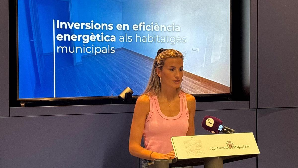 Carlota Carner presentant les inversions als habitatges