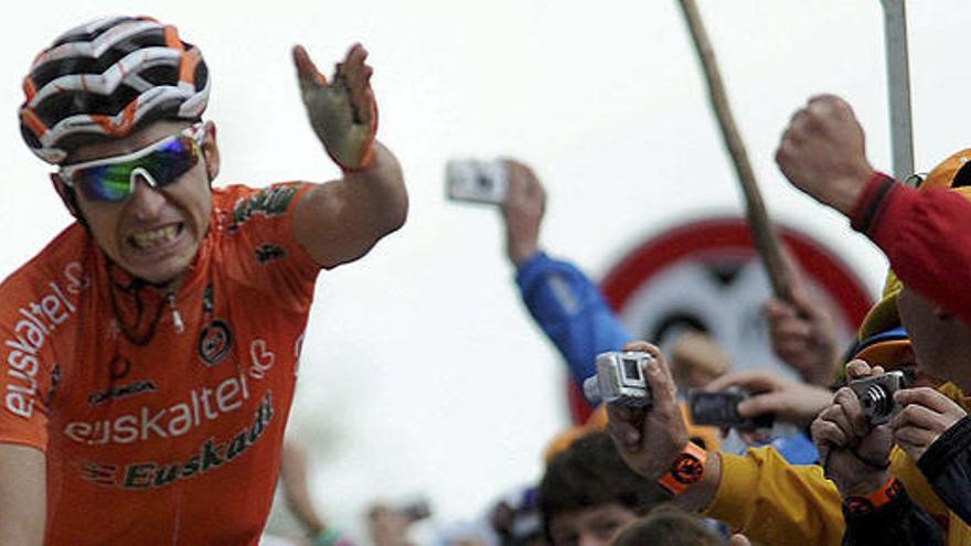 Igor Antón celebra su victoria en el Zoncolan