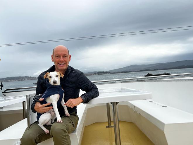 Así disfruta de las Rías Baixas el perro "influencer" Pipper