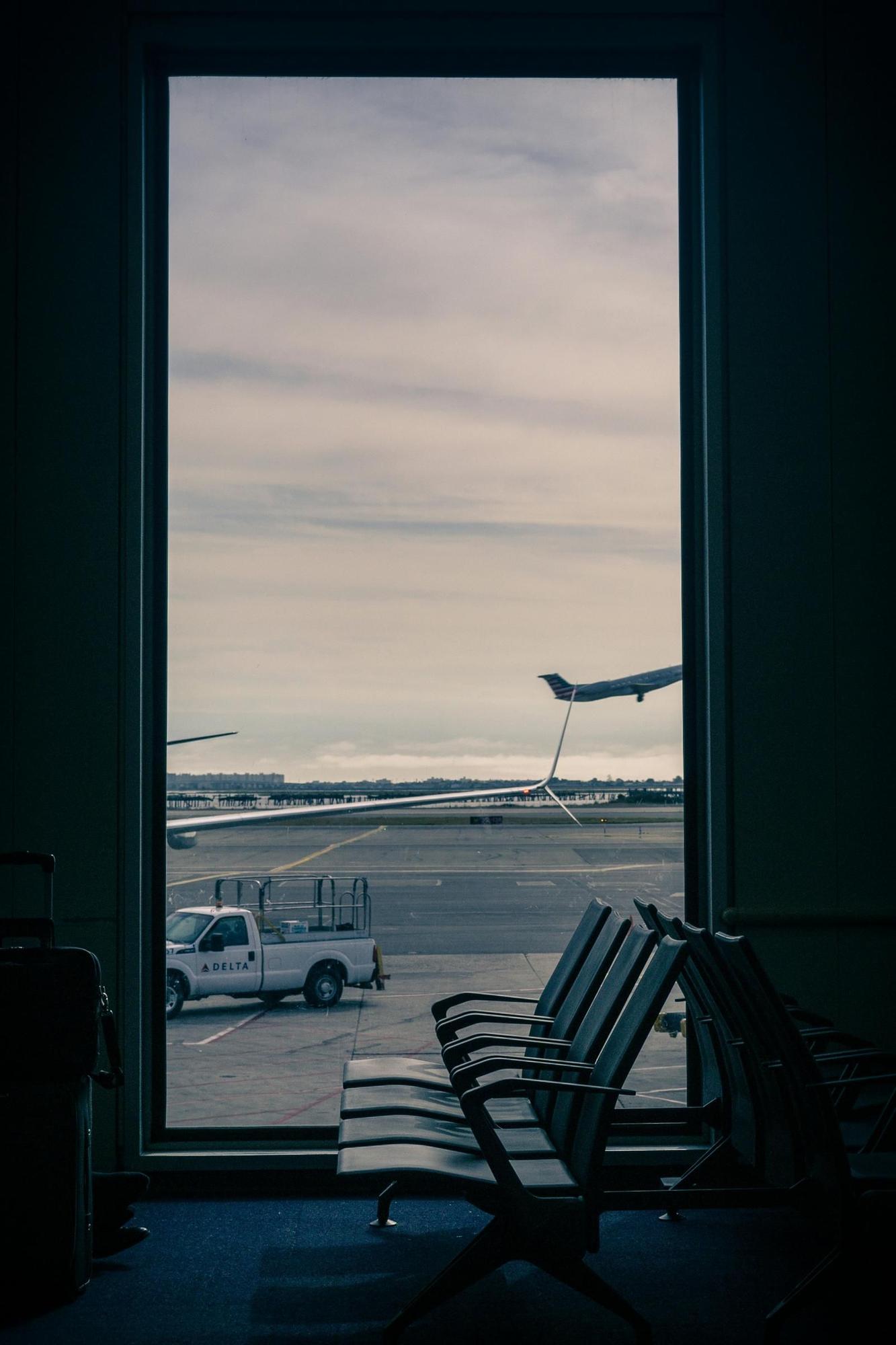 Algunos aeropuertos disponen de asientos que se se pueden convertir en hamacas, así que es interesante explorar el aeropuerto para encontrarlos.