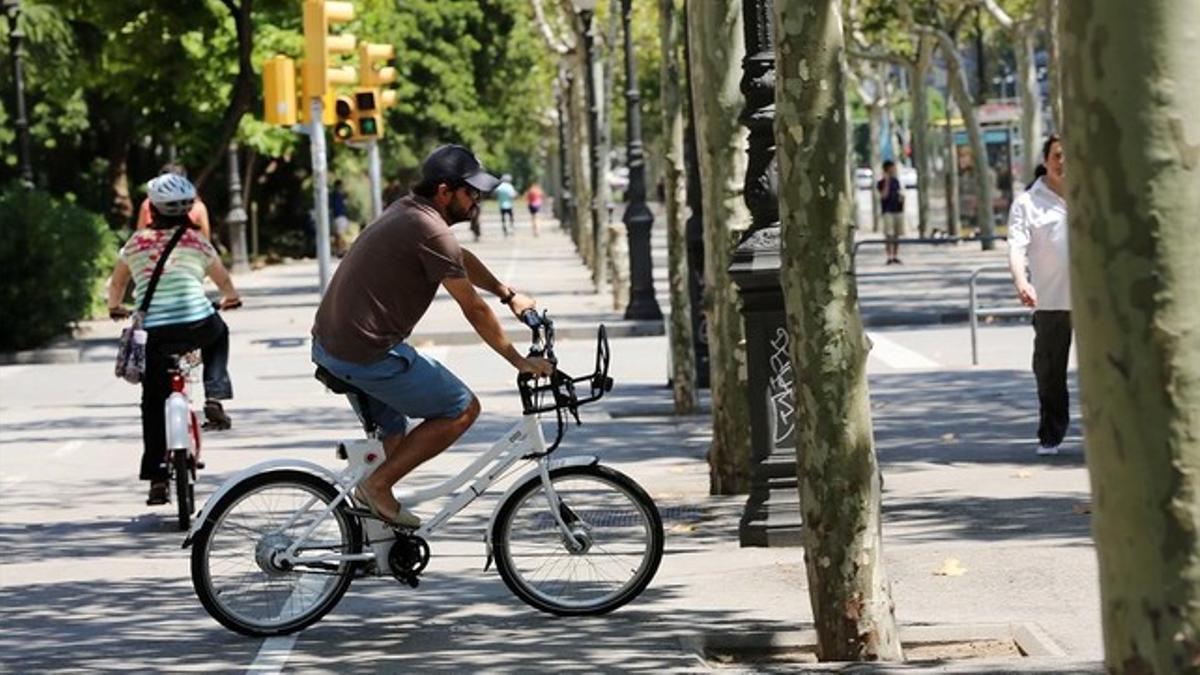 Un usuario circula con una bicicleta eléctrica por la avenida Diagonal.