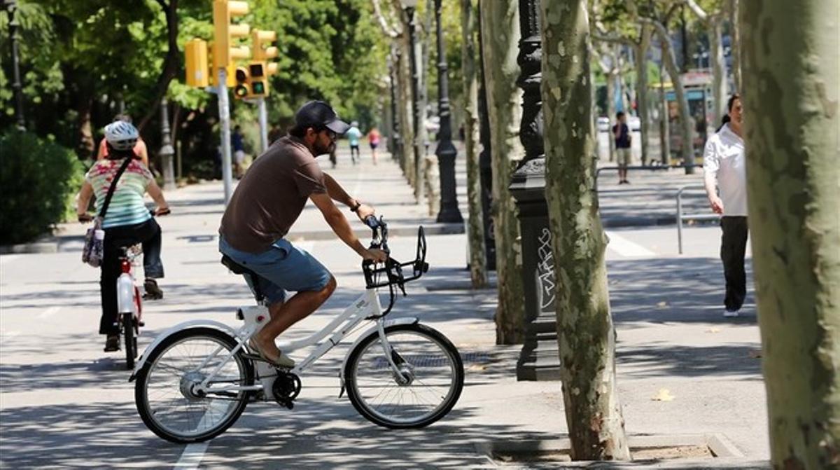 Un usuario circula con una bicicleta eléctrica por la avenida Diagonal.